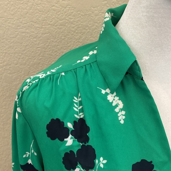 Ann Taylor Green Floral Blouse. Navy and white pattern. Size S. Collared, v-neck - Picture 6 of 12